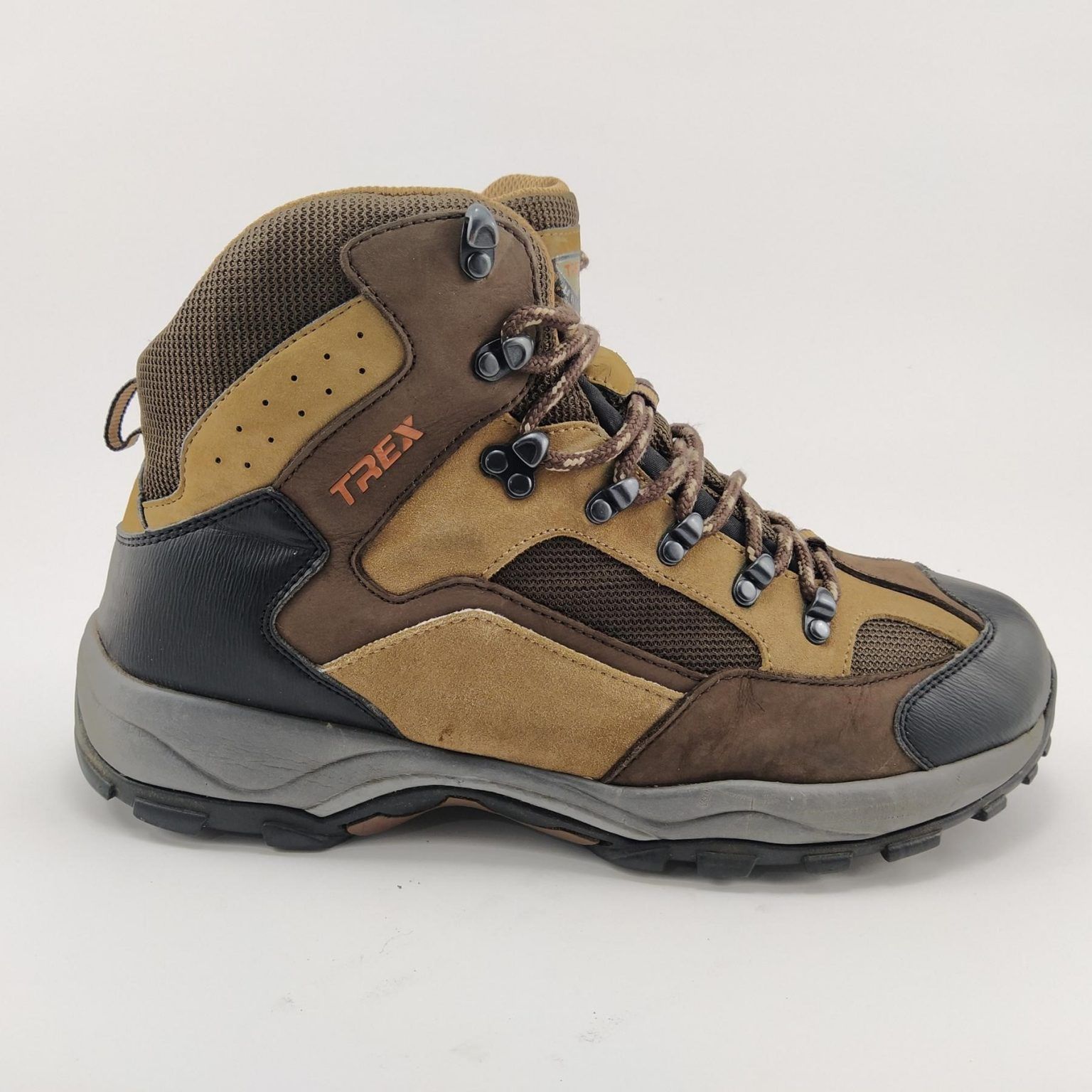کفش مناسب کوهنوردی | تجهیزات مهم و ضروری کوهنوردی چیست | فروشگاه کیف و کوله پشتی تنسر